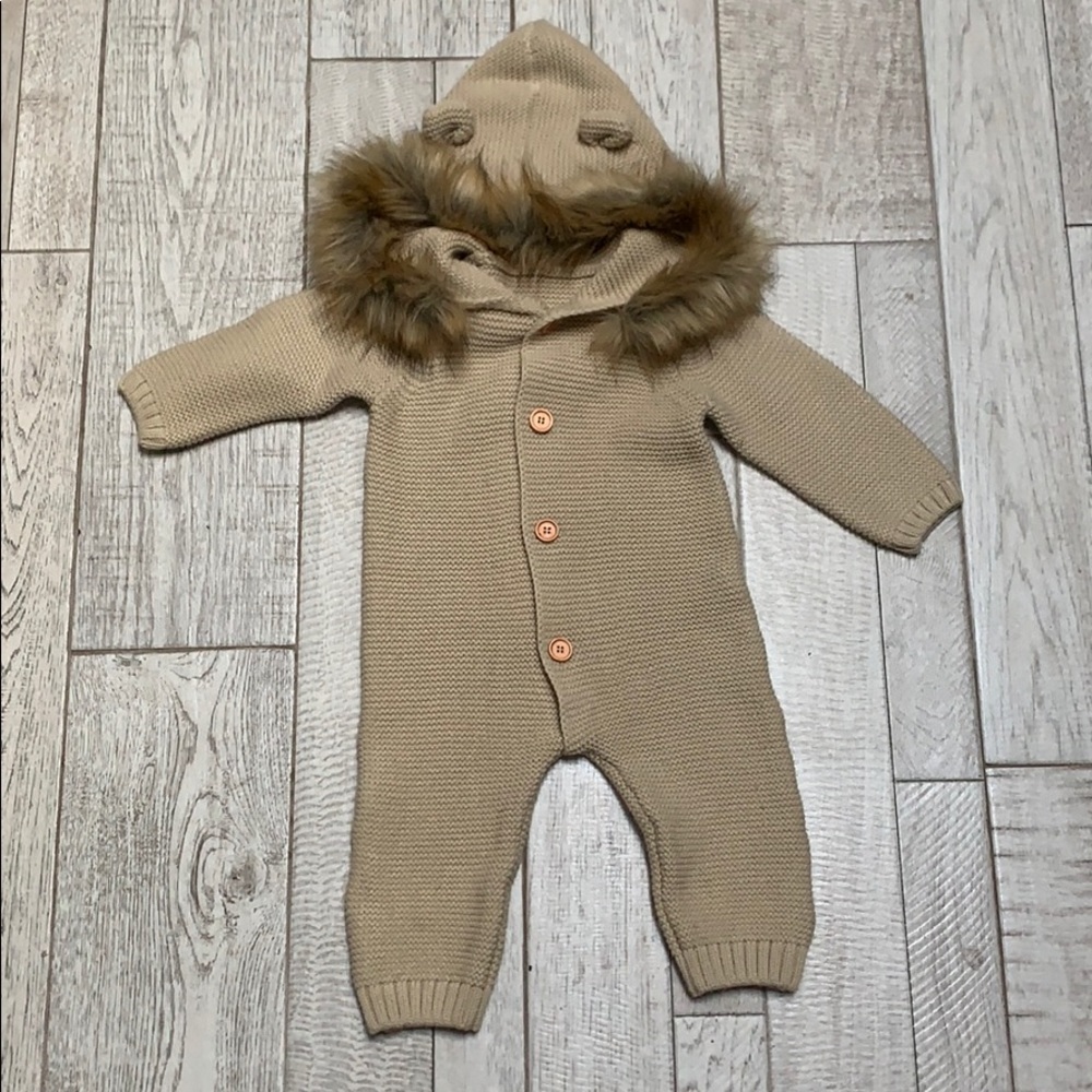 Baby winter jumpsuit with hood and detachable fur